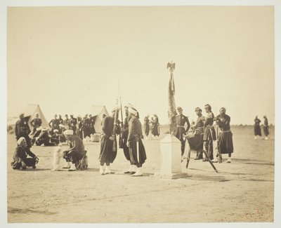 Det hevede flagget til Zouave-regimentet, Camp de Châlons av Gustave Le Gray
