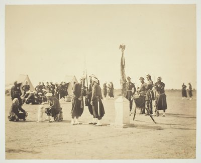 Det hevede flagget til Zouave-regimentet, Camp de Châlons, 1857. av Gustave Le Gray