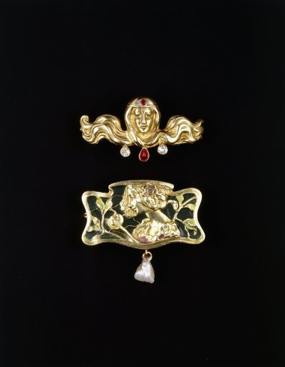 En jugendstilsbrosje av Gustave-Roger Sandoz, og en jugendstilbrosjeformet metallsett med plik en jour og en perledråpe, gullfarget sølje og edelstener, ca. 1900 (gullfargede søljer, edelstener) av Gustave Roger Sandoz