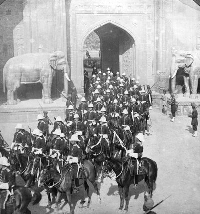 En prosesjon som går gjennom Delhi-porten, Lahore, Pakistan, 1913. av H. D. Girdwood