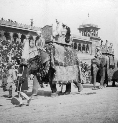 En elefantprosesjon som passerer Jumma Masjid, Delhi, India, 1900-tallet. av H. Hands and Son