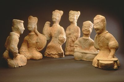 Gruppe med musikere, dansere og tjenere (terrakotta) av Han Dynasty Chinese School