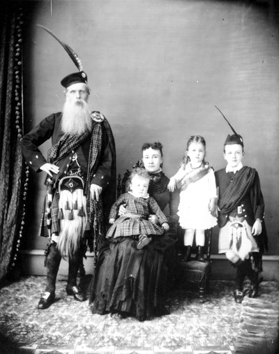 Enten Donald og Harriet Mackay og familie eller Charles Ross med sin kone, Catherine Toma, og barn, ca. 1885 (bw-bilde) av Hannah Maynard
