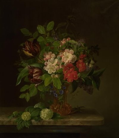 Et glass med vårblomster av Hanne Hellesen