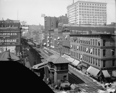 Elevated railroad, Wabash Avenue, Chicago, Illinois, ca. 1900-10 (s/hvitt-bilde) av Hans Behm