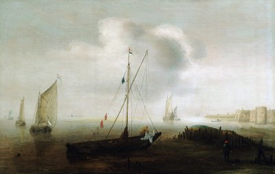 En fiskebåt, med nederlandsk flagg, seiler nedover, nær kysten, en figur på båten, iført en gul regnfrakk, manipulerer seilet. av Hans Goderis