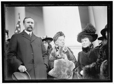 Frøken Belva Ann Lockwood, med senator Southerland av Harris & Ewing