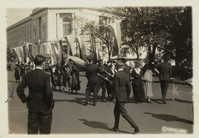 Politiet beslaglegger bannerne til suffragister før de når det amerikanske senatet av Harris & Ewing