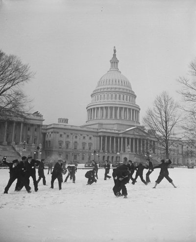 Snøballkamp foran U.S. Capitol, Washington, D.C. av Harris & Ewing