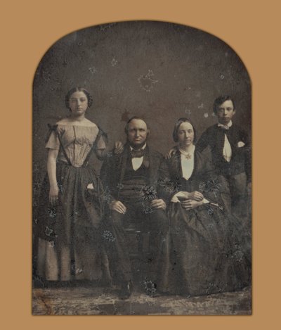 Gruppeportrett av en uidentifisert familie av Harrison and Hill
