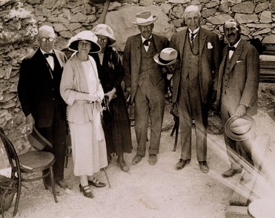 Howard Carter (1873-1939) og en gruppe europeere som står ved siden av utgravningene av Tutankhamons grav, Kongenes dal (gelatinsølvtrykk) av Harry Burton