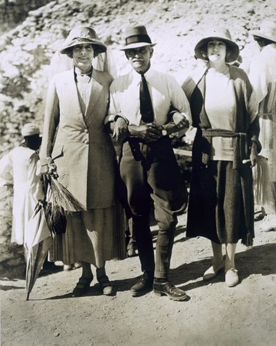 L til R: Lady Somerleyton, oberst Watson Pasha og Hon. Lady Alexander ved graven til Tutankhamun, Kongenes dal av Harry Burton