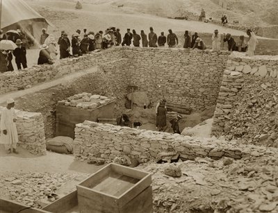 Lord Carnarvon (1866-1923) Lady Evelyn Herbert og Howard Carter (1873-1939) ved Tutankhamons grav, Kongenes dal (gelatinsølvtrykk) av Harry Burton