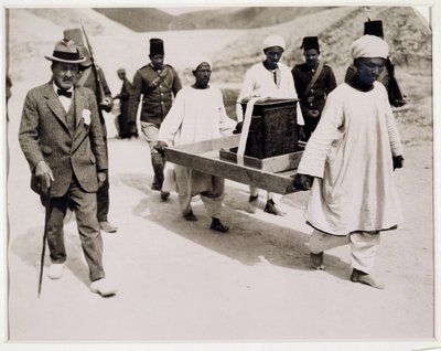Fjerning av den forgylte helligdommen fra Tutankhamons grav, Kongenes dal (gelatinsølvtrykk) av Harry Burton