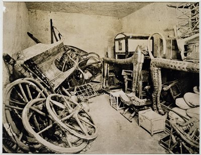Utsikt over forkammeret til Tutankhamons grav ser sørover, Kongenes dal, november 1922 (gelatinsølvtrykk) av Harry Burton