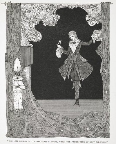 "Hun etterlot seg en av glasstøflene sine, som prinsen tok mest forsiktig opp." Illustrasjon til historien, Askepott eller Den lille glasstøffelen. av Harry Clarke