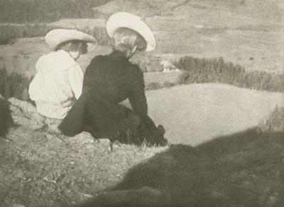 Fields in Birgitz (Hans og Mary sittende), ca. 1908 (gummi bikromattrykk) av Heinrich Kuhn