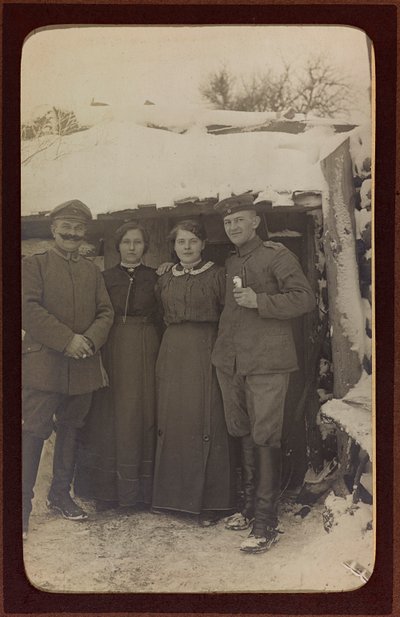 Første verdenskrig: 'Ukraina i årene 1914-1916 under invasjonen av den tyske hæren. Portrett av gruppe (s/hvitt bilde) av Heldenfriedhof Dsessentniki (attr. to)