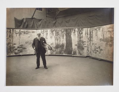Claude Monet med sin palett foran verket «Les nymphéas» av Henri (attr. to) Manuel