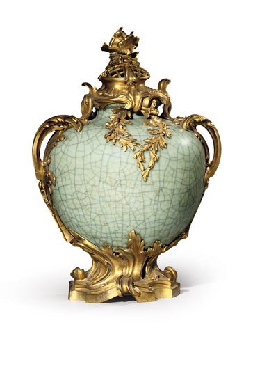 En av et par vaser og deksler i Louis XV-stil, fester datert 1883, porselen sent på 1700- og begynnelsen av det nittende århundre (ormolu-montert kinesisk celadonporselen) av Henri Dasson