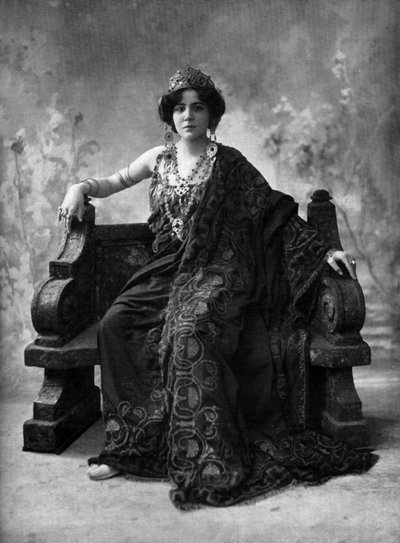 Den franske sopranen Suzanne Brohly som Clytemnestre i operaen "Iphigenie en Aulide", Paris, foto av Henri Manuel fra den franske avisen "Le Theatre" april 1908 av Henri Manuel