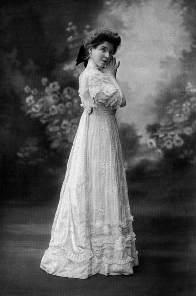 Frøken Goldstein som Yvonne i skuespillet "Les plumes du Paon", Paris, foto av Henri Manuel fra den franske avisen "Le Theatre" oktober 1907 av Henri Manuel