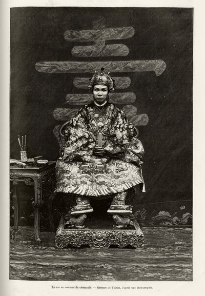 Portrett av kong Dong Khanh (1864-1889) keiser av Annam, i seremoniell drakt. Gravering av Thiriat, for å illustrere historien "" Trente mois au Tonkin"" av Dr. Charles Edouard Hocquard (1853-1911), i 1885, i Le tour du monde, nouveau journal des voyages av Henri Thiriat