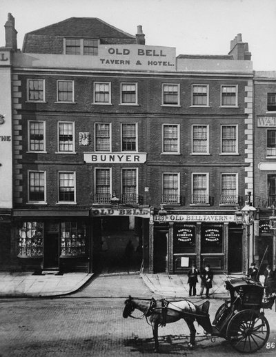 The Old Bell Inn, High Holborn, ca. 1884 av Henry Dixon