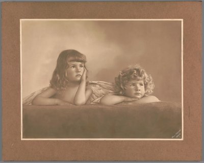 Portrett av Agnes Renée og Irène Heloïse Pauw van Wieldrecht, døtrene til fotografen, i en positur lånt fra puttien på Raphaels sixtinske Madonna (Dresden, Galerie Alte Meister) av Henry Pauw van Wieldrecht