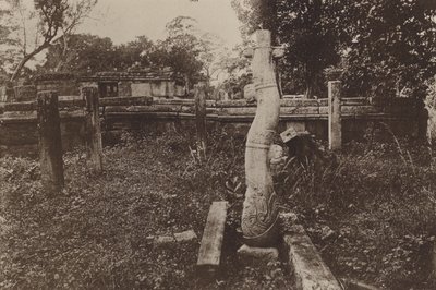 Ruined Cities of Ceylon: Curious Rounded Column and Ruins (b/w photo)   1400799   no       norwegian Successfully Translated  Original: Juanito Apiñani in de arena van Madrid Ligereza y atrevimiento de Juanito Apiñani en la de Madrid Stierengevechten (seri av Henry W. Cave