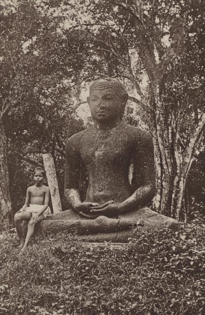 Ceylons ruinerte byer: Monolittisk Buddha-statue (s/hvitt-bilde) av Henry W. Cave
