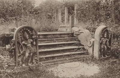 Ceylons ødelagte byer: Månestein, vaktstein og trapper (s/hvitt-bilde) av Henry W. Cave