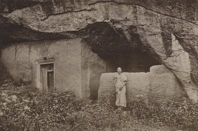 Ruined Ceylon Ceylon: Remains of Rock Dwellings at Mihintale (s/hv-bilde) av Henry W. Cave