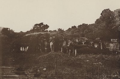 Ceylons ruinerte byer: Rock Temple at Polonnaruwa (s/hv-bilde) av Henry W. Cave