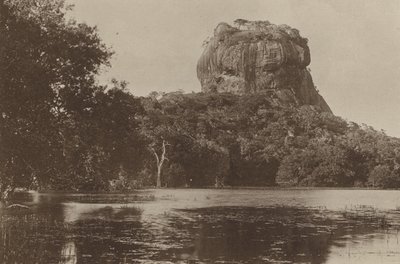 Ceylons ruinerte byer: Sigiri (s/hv-bilde) av Henry W. Cave