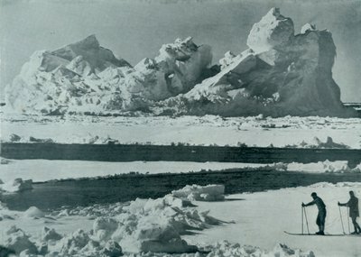 A Berg Breaking Up in the Pack, c19101913, 1913 av Herbert Ponting