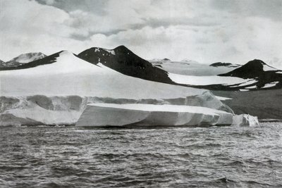 En Bergkalving fra en isbre ved Cape Crozier, c1911, 1913 av Herbert Ponting