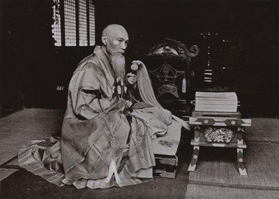 En buddhistisk abbed (s/hvitt bilde) av Herbert Ponting