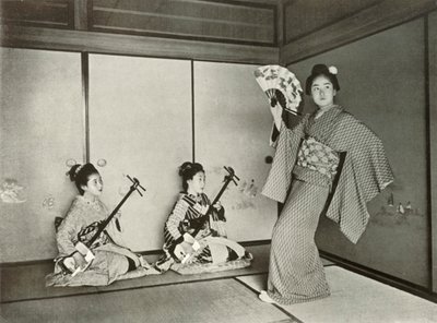 En geisha danser, 1910. av Herbert Ponting
