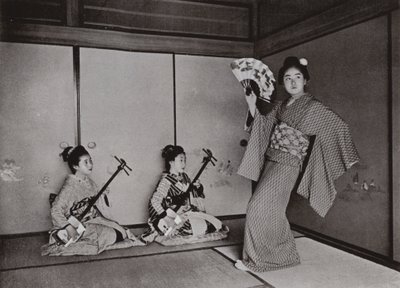 En geisha som danser (s/hv-bilde) av Herbert Ponting