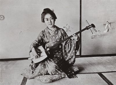 En Geisha som spiller Samisen (s/hvitt bilde) av Herbert Ponting