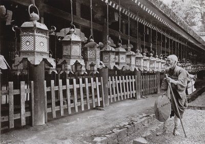 En pilegrim ved Kasuga-tempelet, Nara (s/hvitt-bilde) av Herbert Ponting
