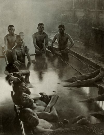 Et offentlig bad i Kanawa, 1910. av Herbert Ponting