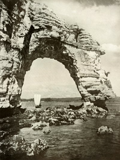 En sjøslitt bue ved Matsushima, 1910. av Herbert Ponting