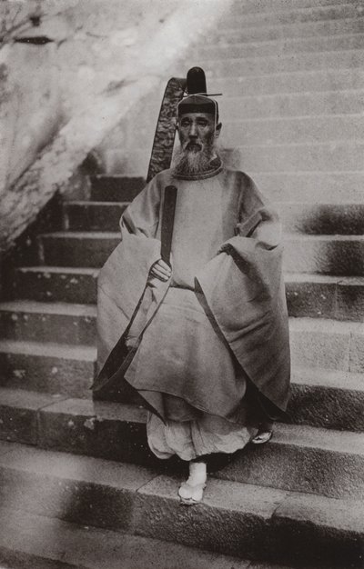 En Shinto-prest (s/hvitt-bilde) av Herbert Ponting