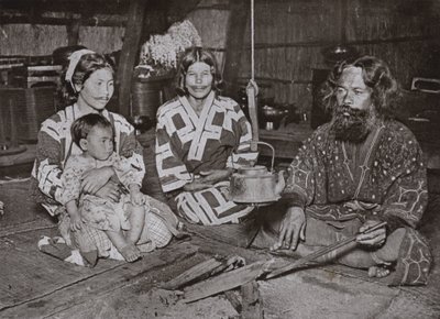Ainu Man and Women at Home (s/hvitt bilde) av Herbert Ponting