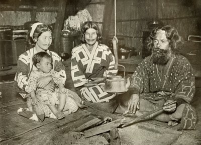 Ainu mann og kvinner hjemme, 1910. av Herbert Ponting