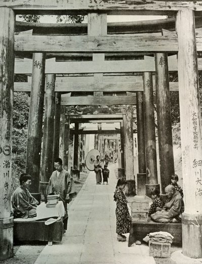 An Avenue of Torii ved Inari, 1910. av Herbert Ponting