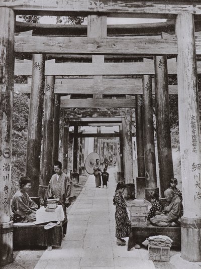 An Avenue of Torii ved Inari Temple (s/hv-bilde) av Herbert Ponting