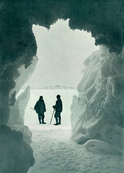 En isgrotte - Teltøy i avstand Kaptein Scott og Wright, c1911, 1913 av Herbert Ponting